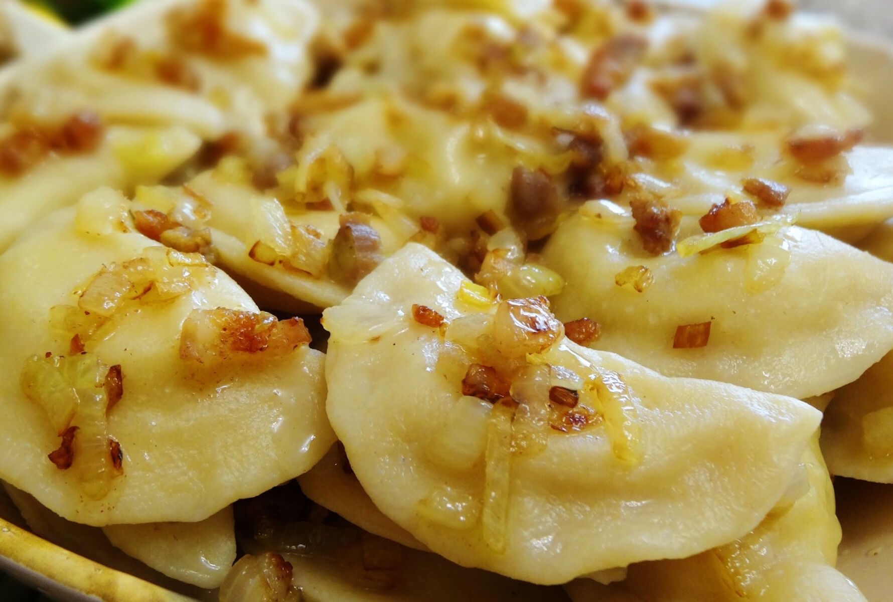 Вареники с шкварками