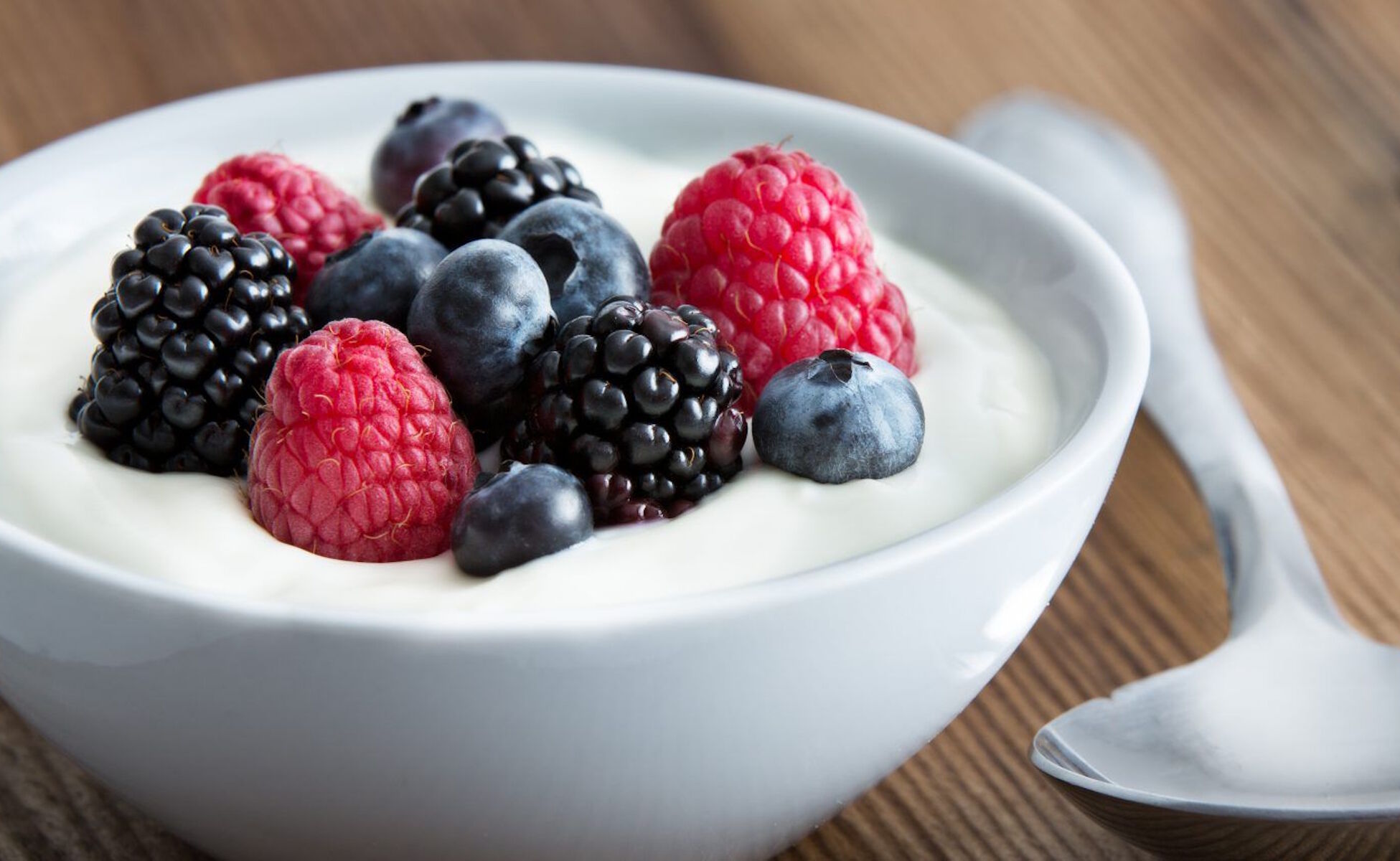 Греческий йогурт с ягодами