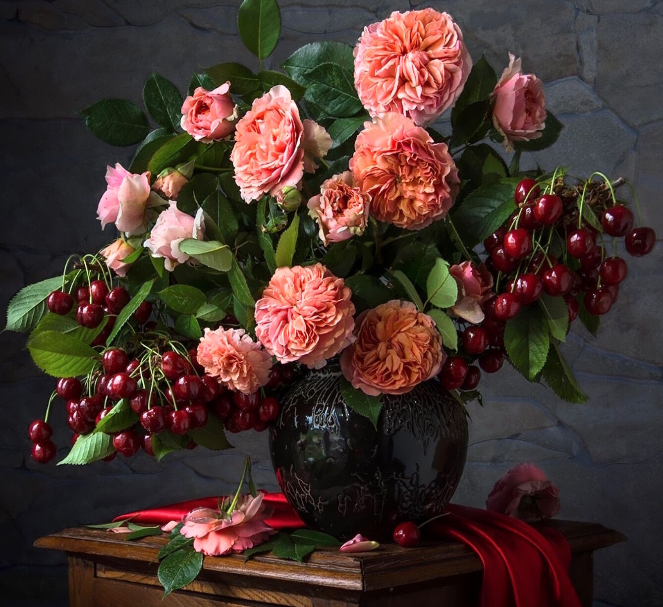 Розы и черешни в букете