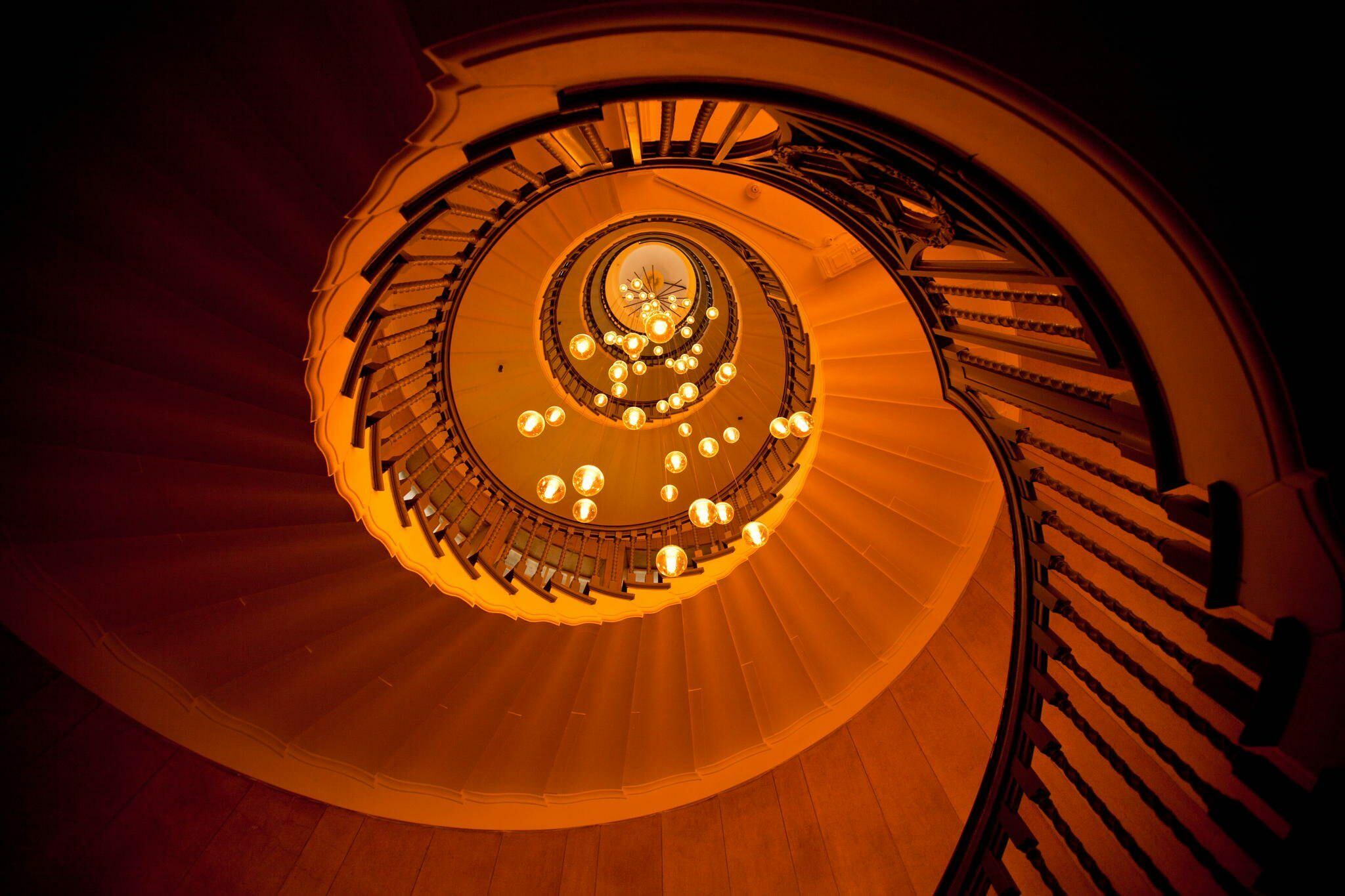 Лестница и лампы