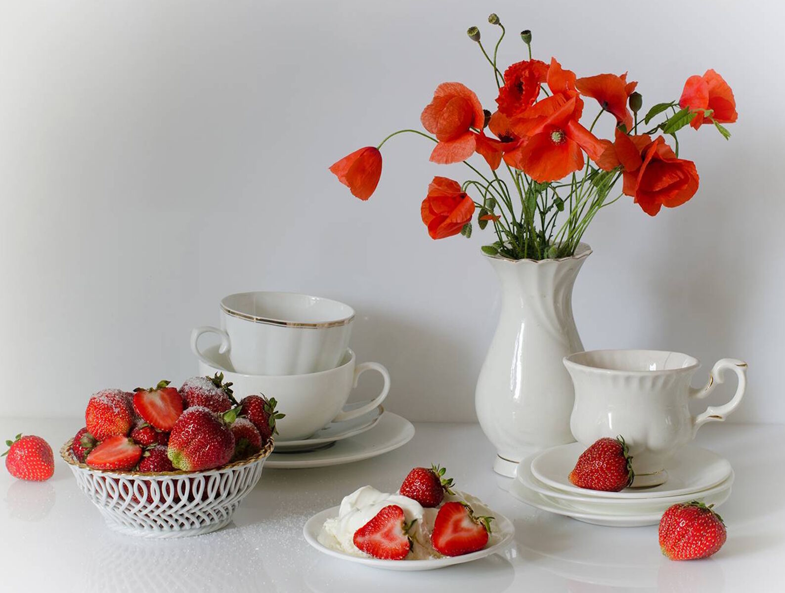 Маки и клубника