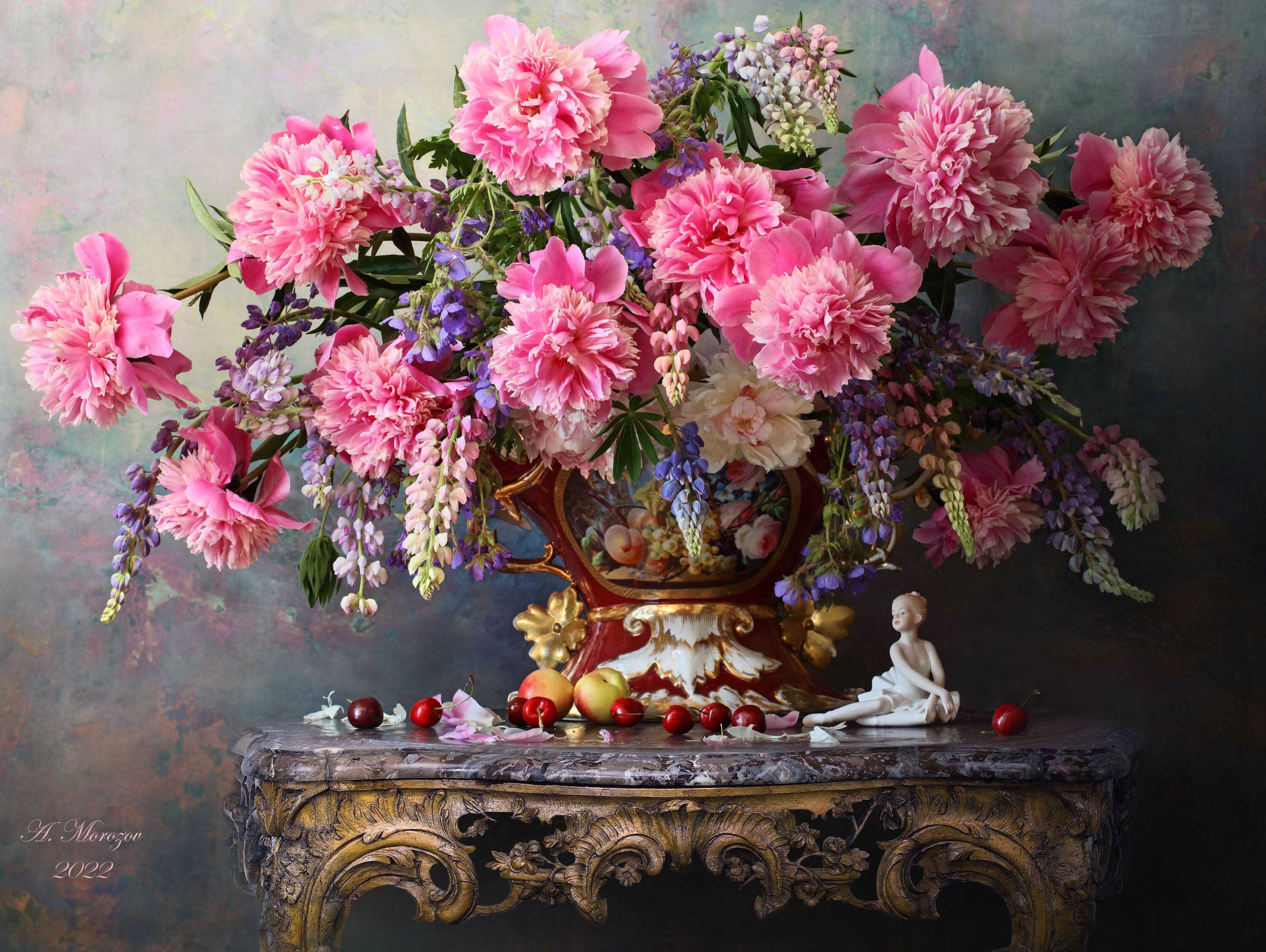 Пионы и статуэтка