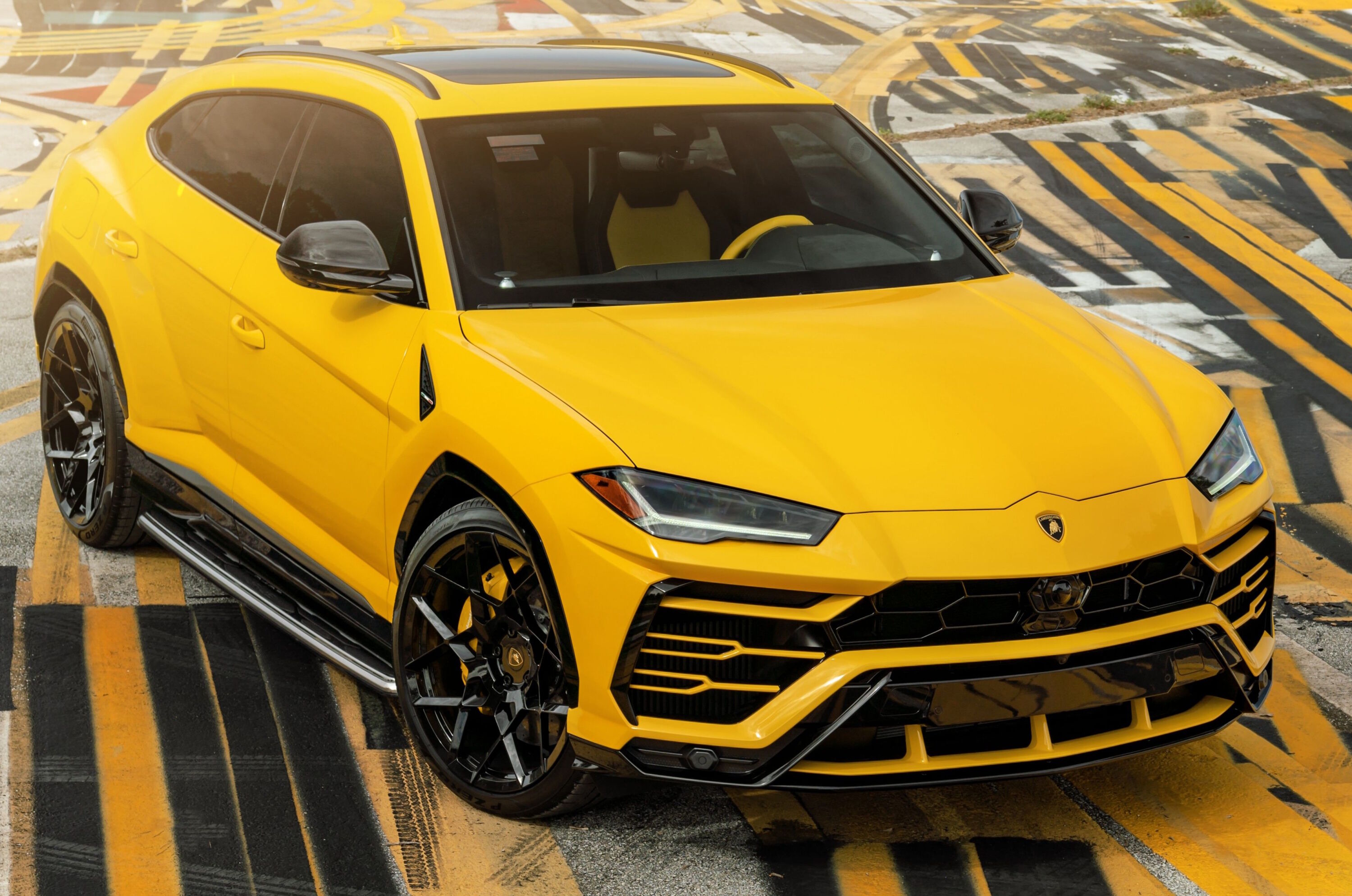 Lamborghini Urus желтый