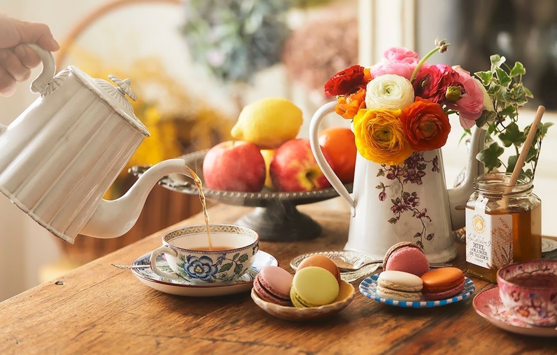 Чай и макаруны, розы