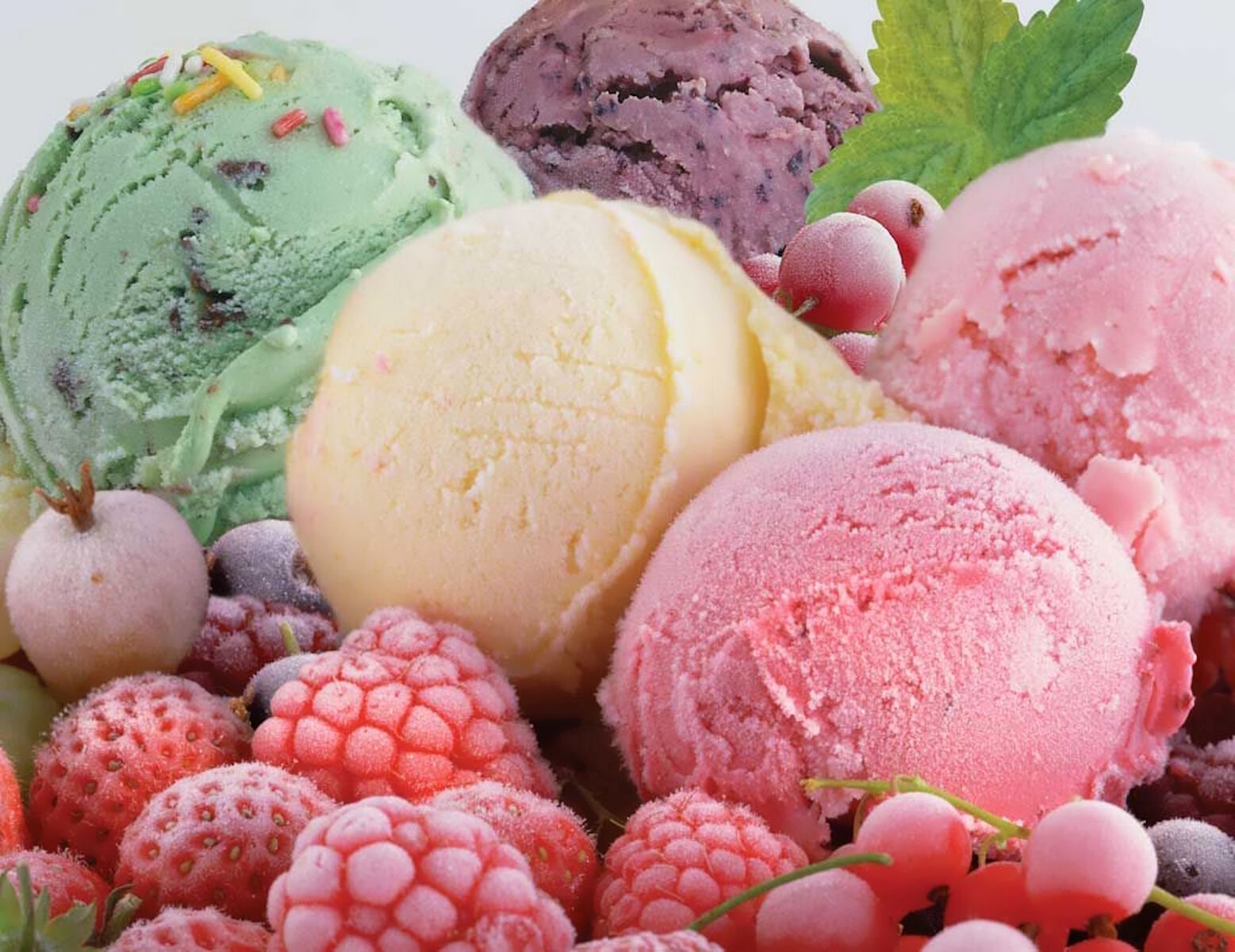 Мороженое в шариках с ягодами