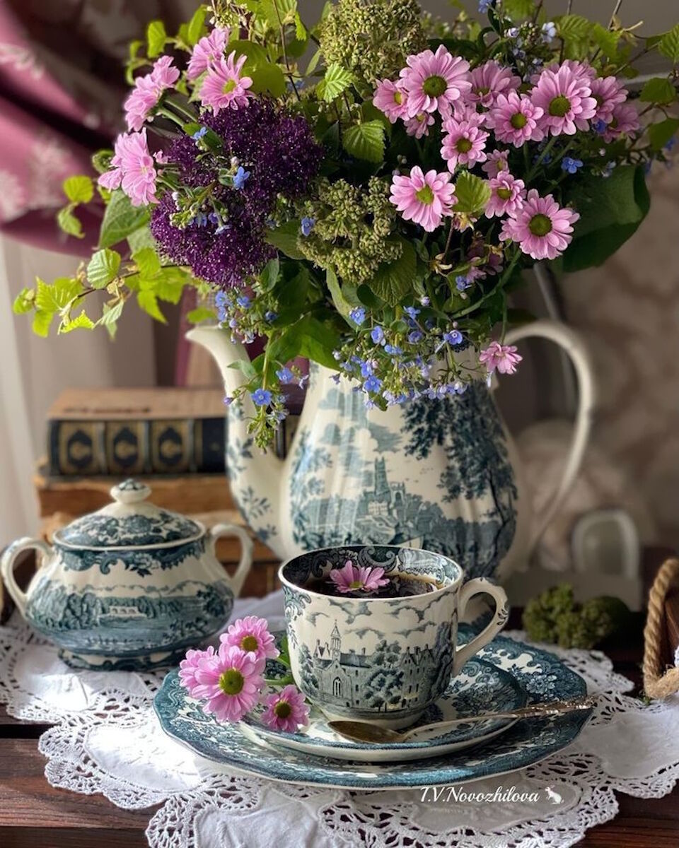 Чай, букет и посуда