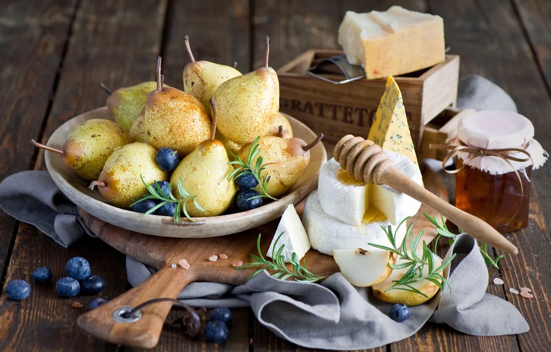 Сыр, груши и голубика