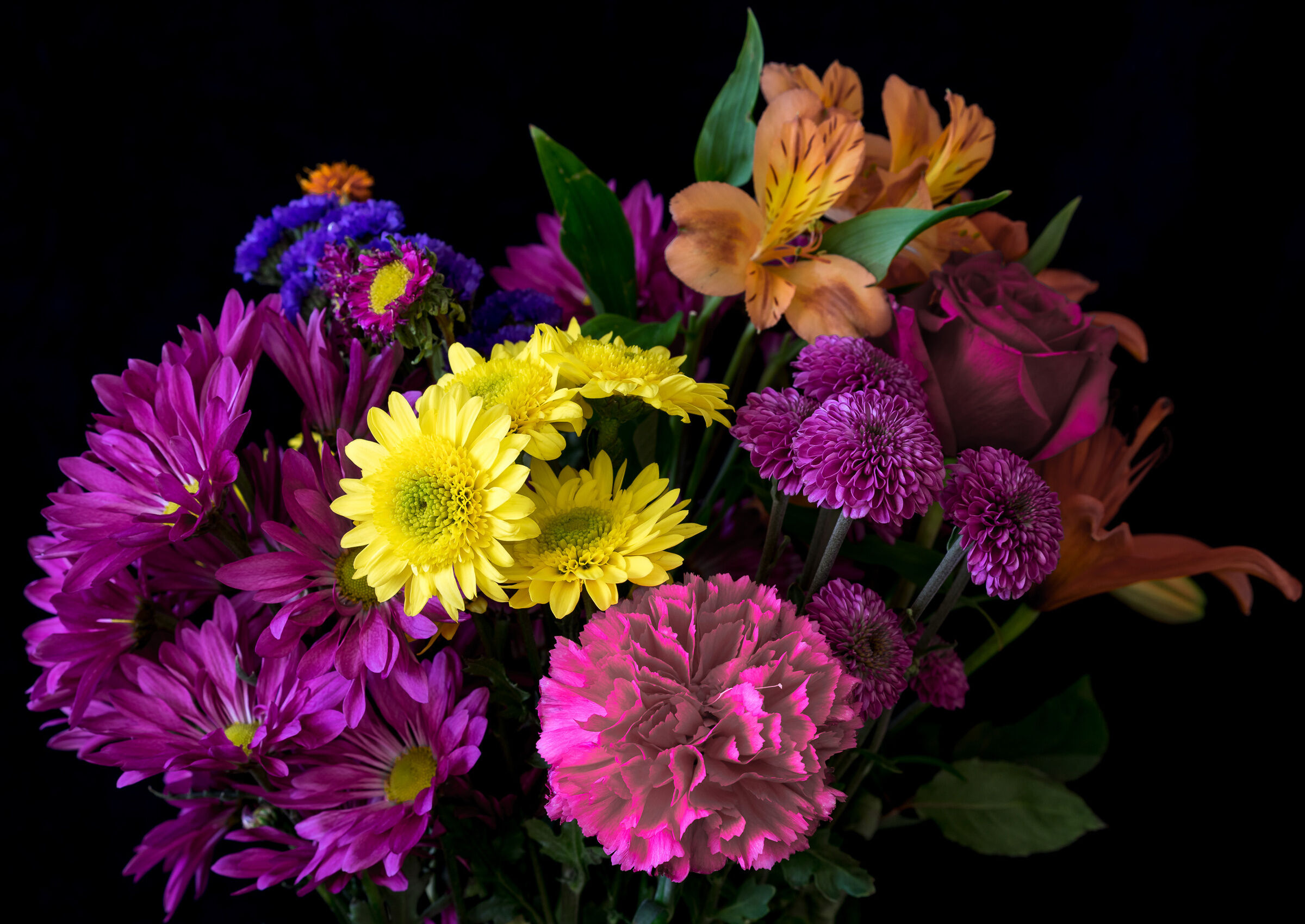 Альстрёмерия, хризантемы и гвоздика