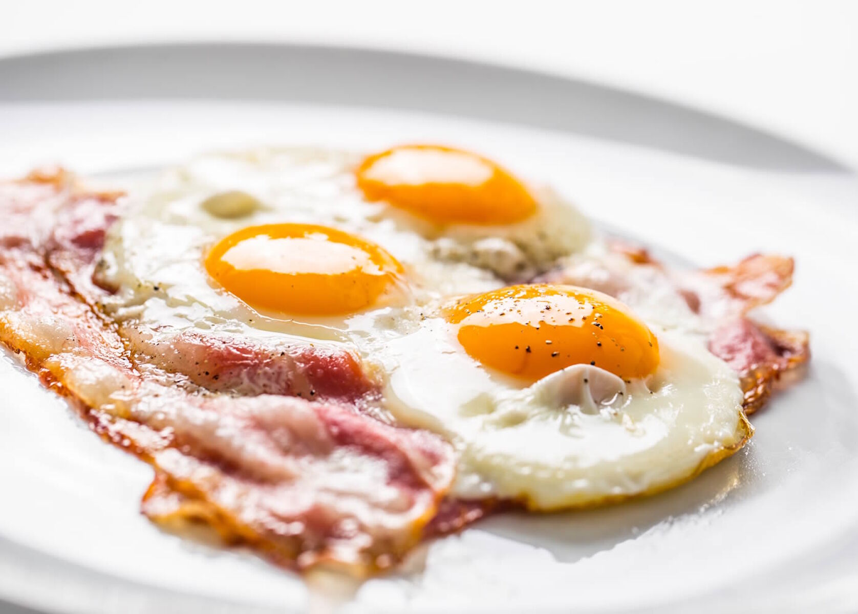 Яйца на беконе