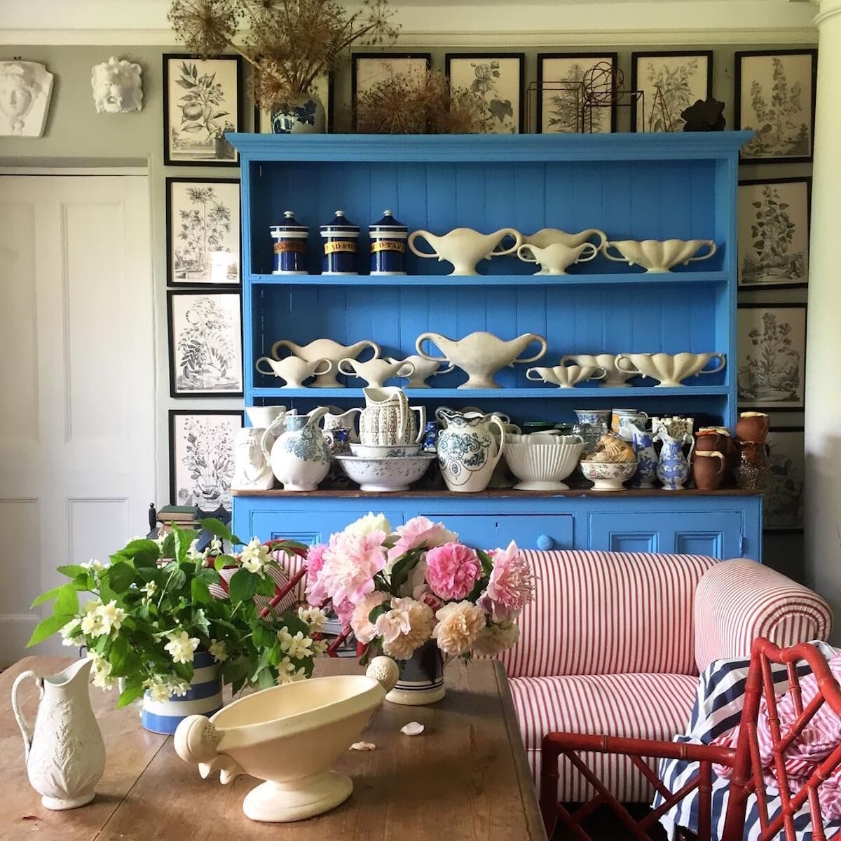 Синий шкаф буфет