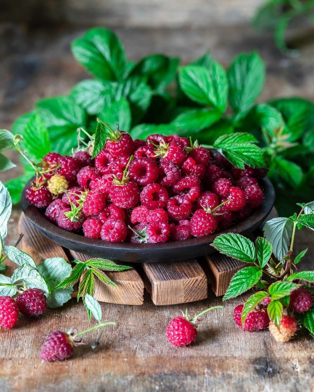 Малина на тарелке