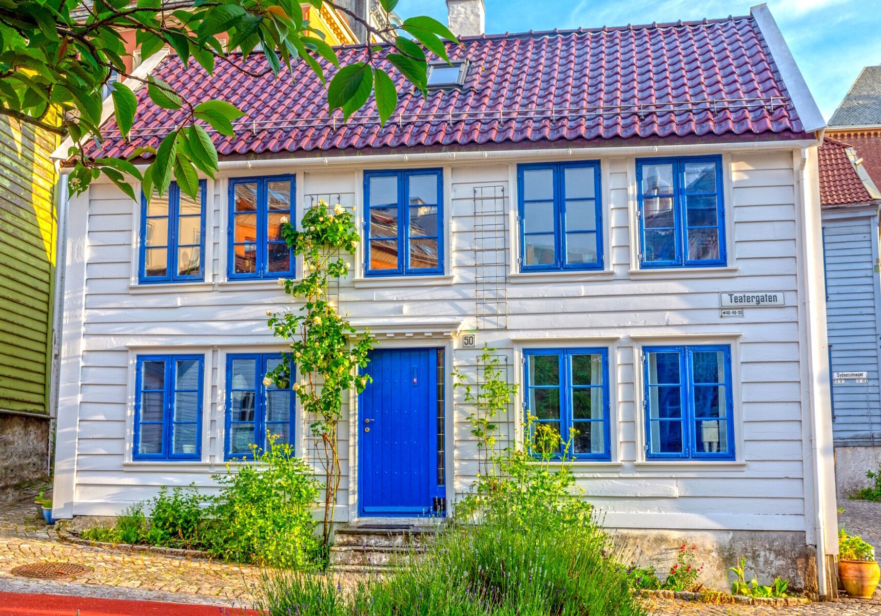 Синие окна дома