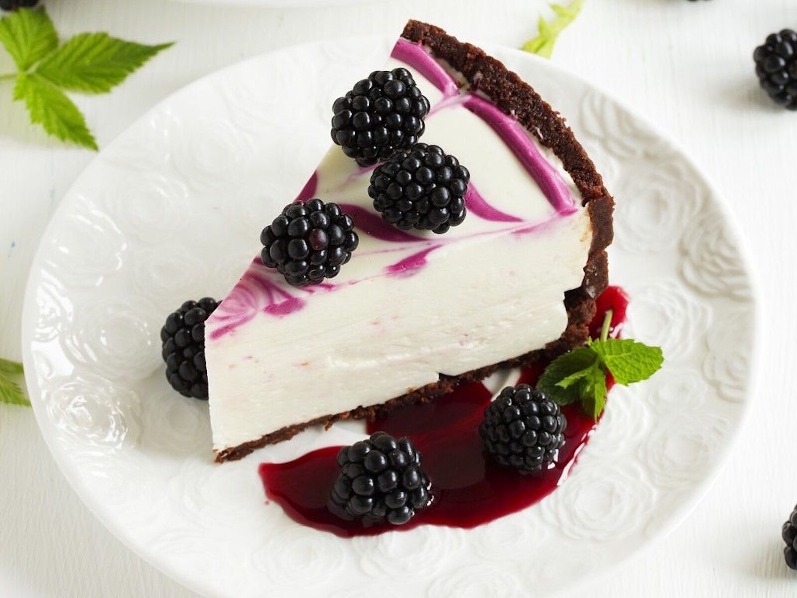 Чизкейк с ягодами ежевики