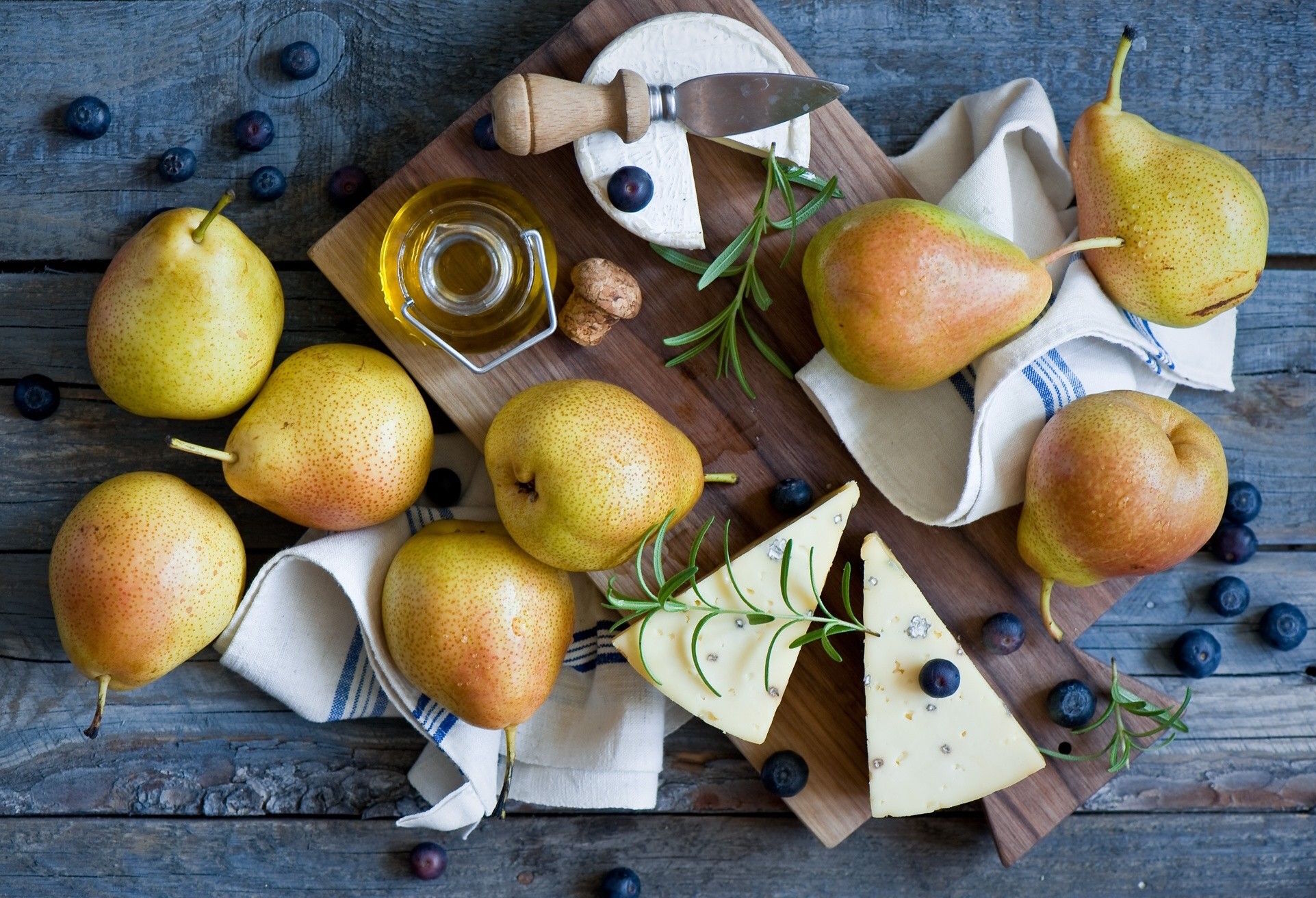 Сыр и груши на столе