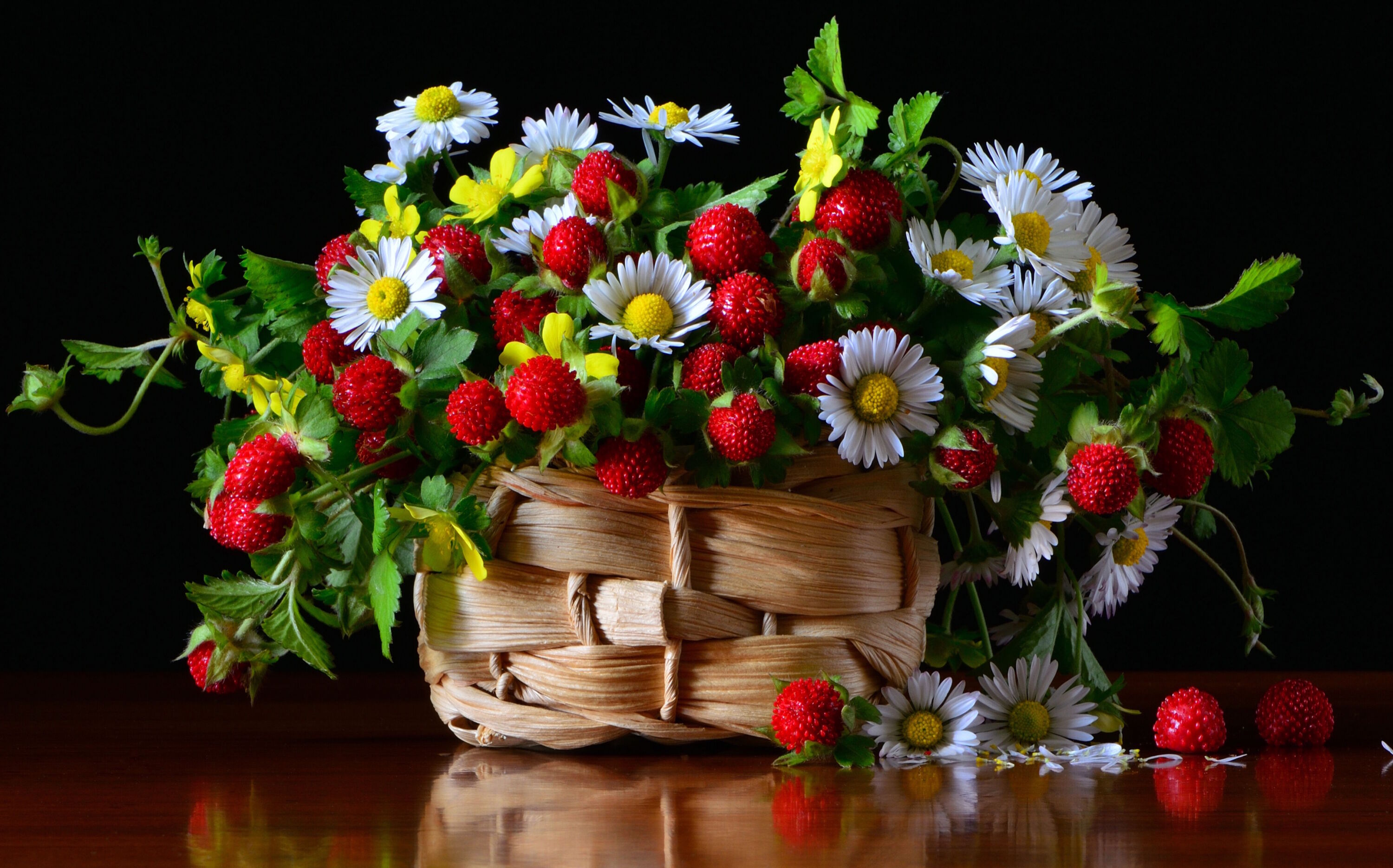 Земляника и цветочки