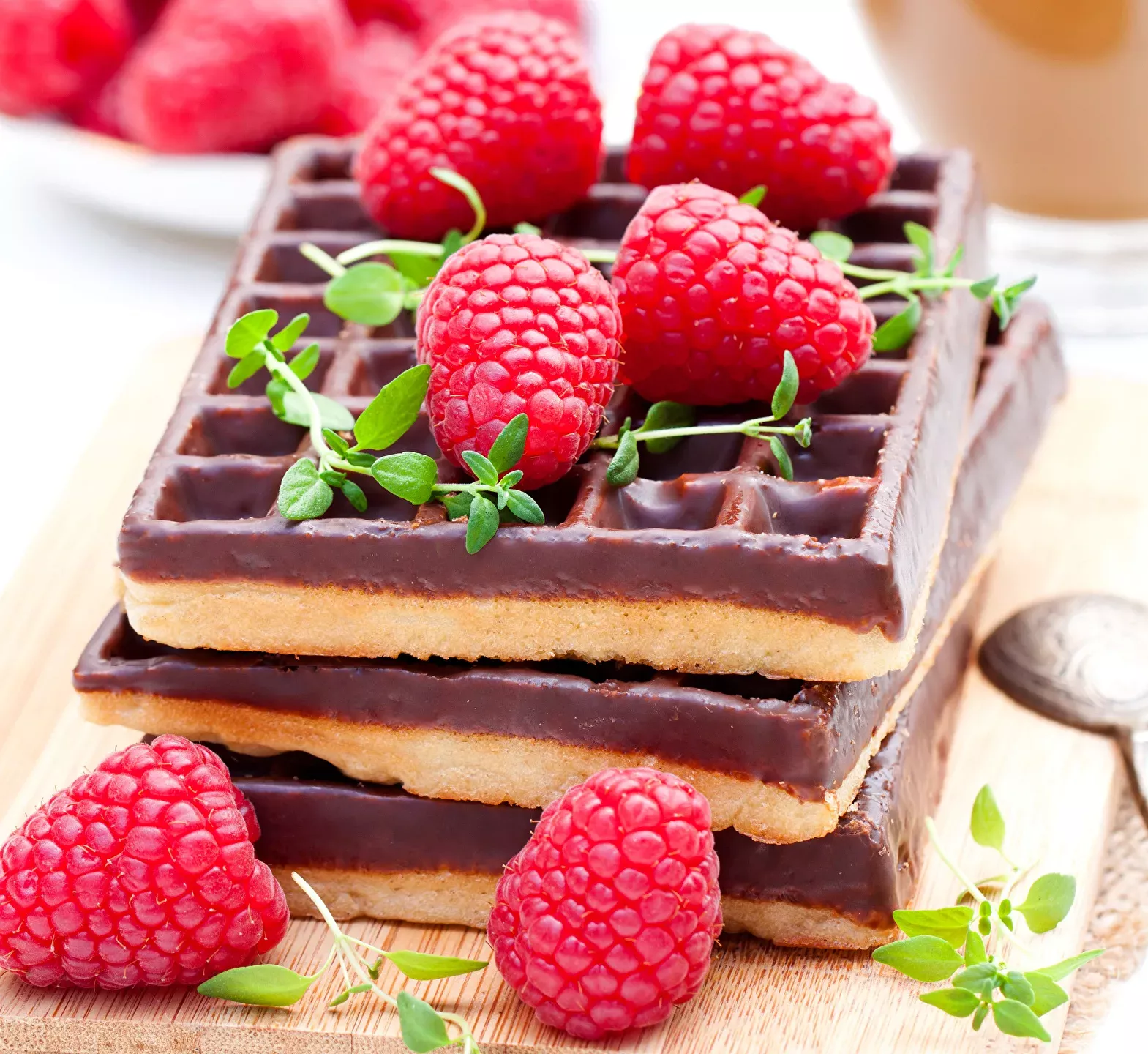 Венские вафли с шоколадом и малиной