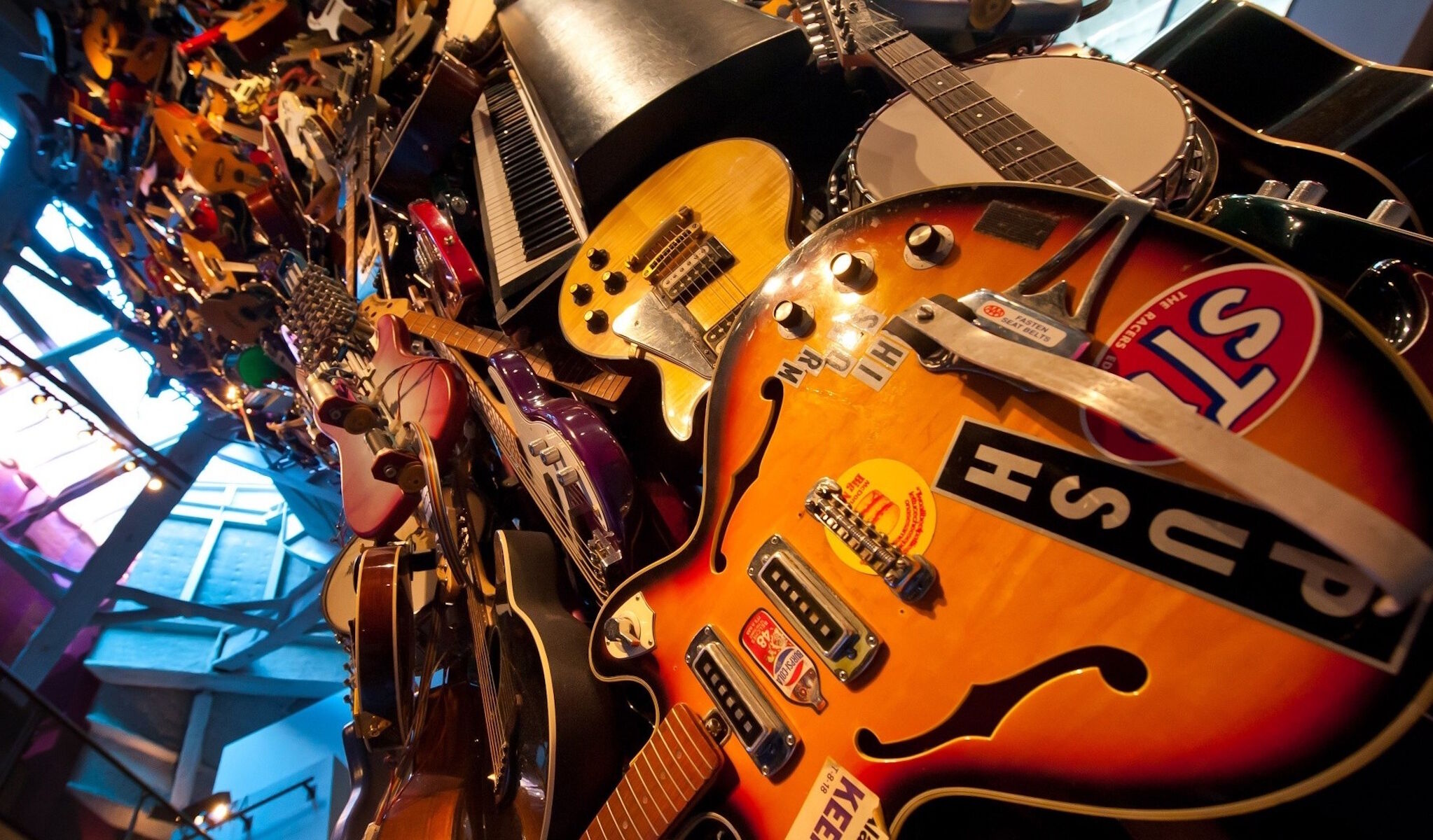 Конструкция из гитар