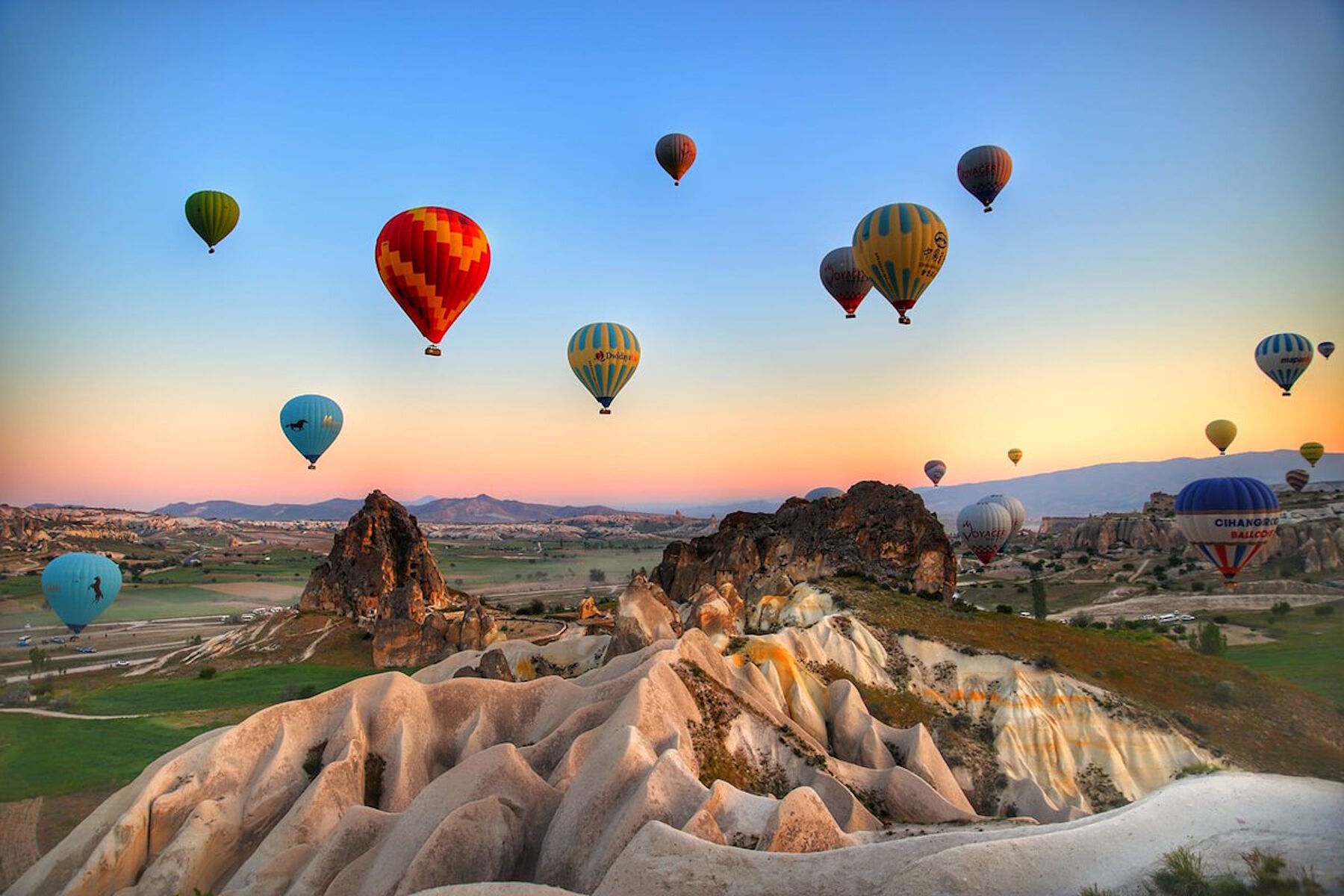 Воздушные шары над скалами