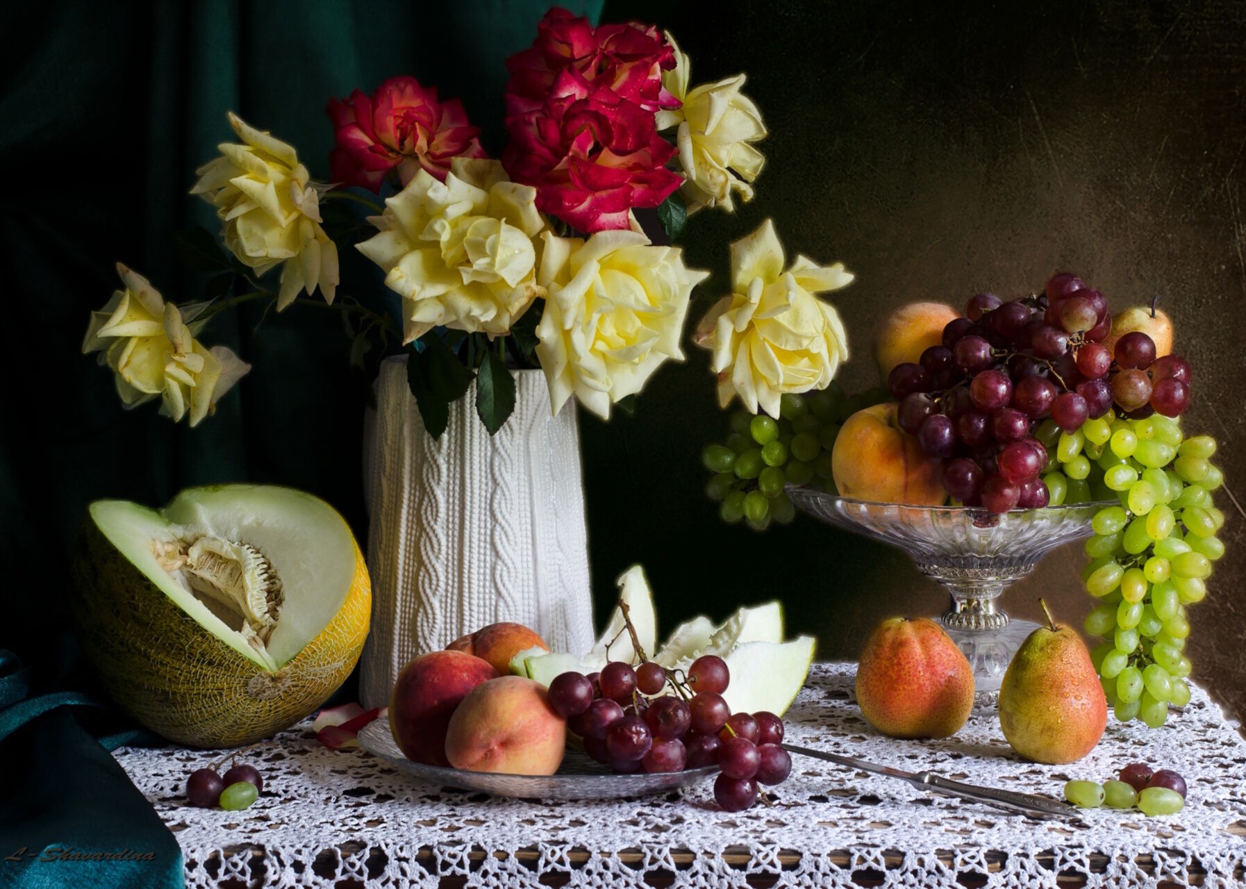 Розы в вазе и виноград