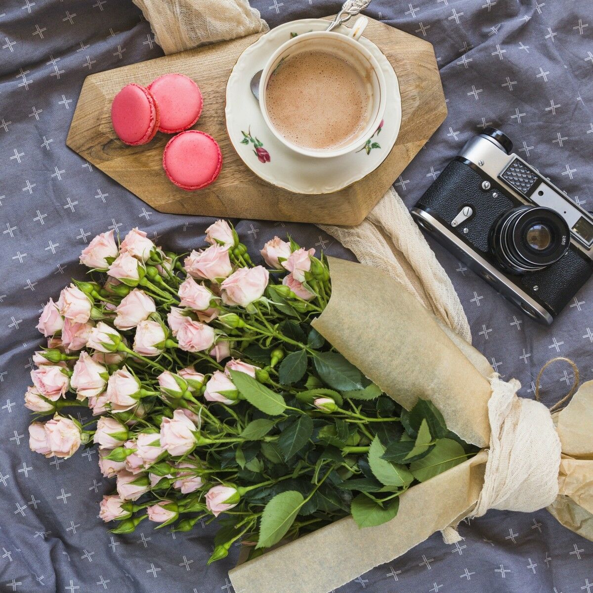 Светлые розы и кофе