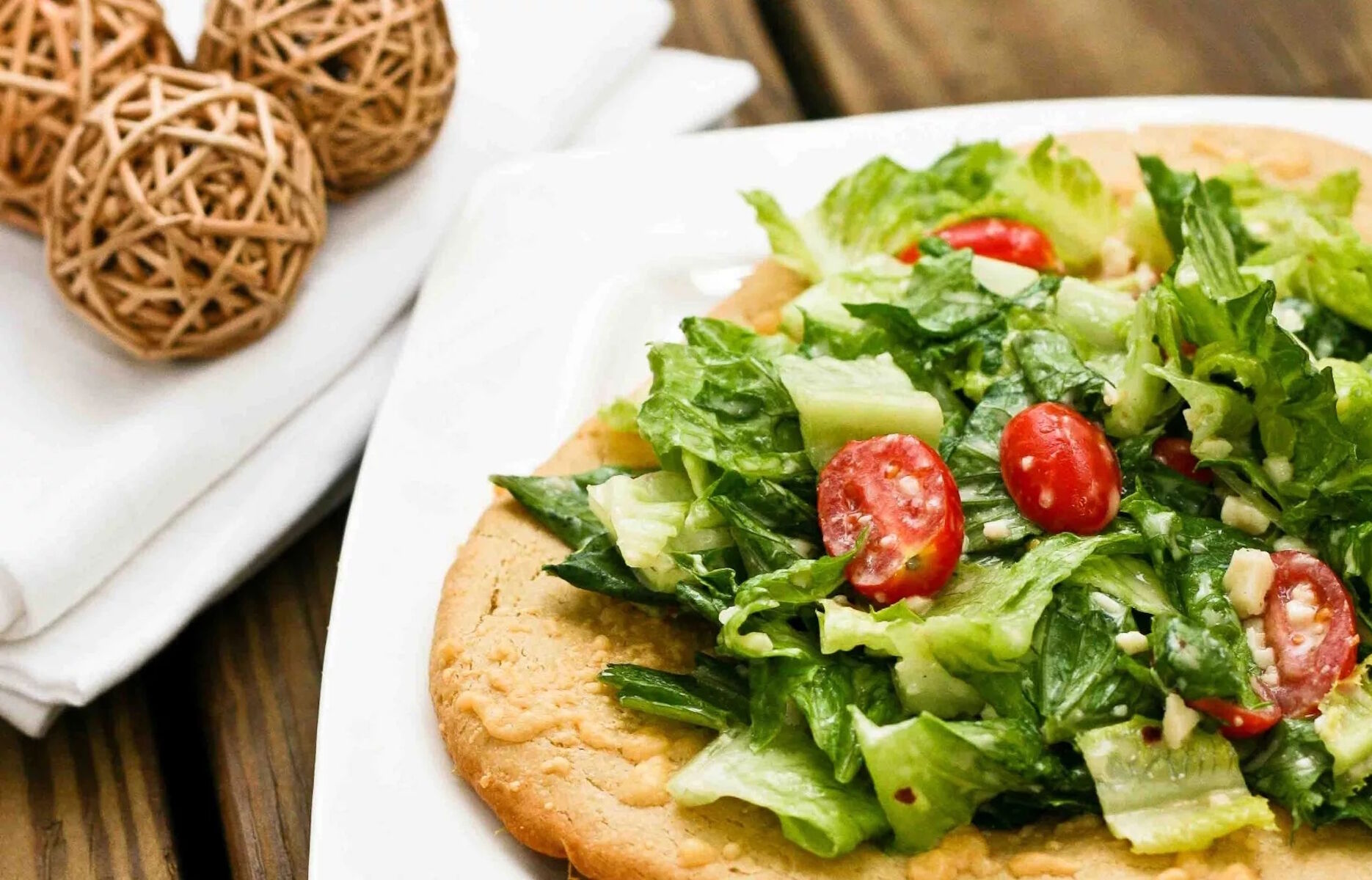 Салат на лепешке