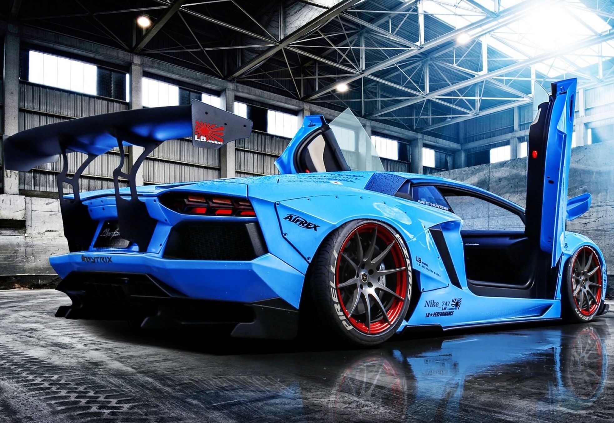 Lamborghini Aventador синий