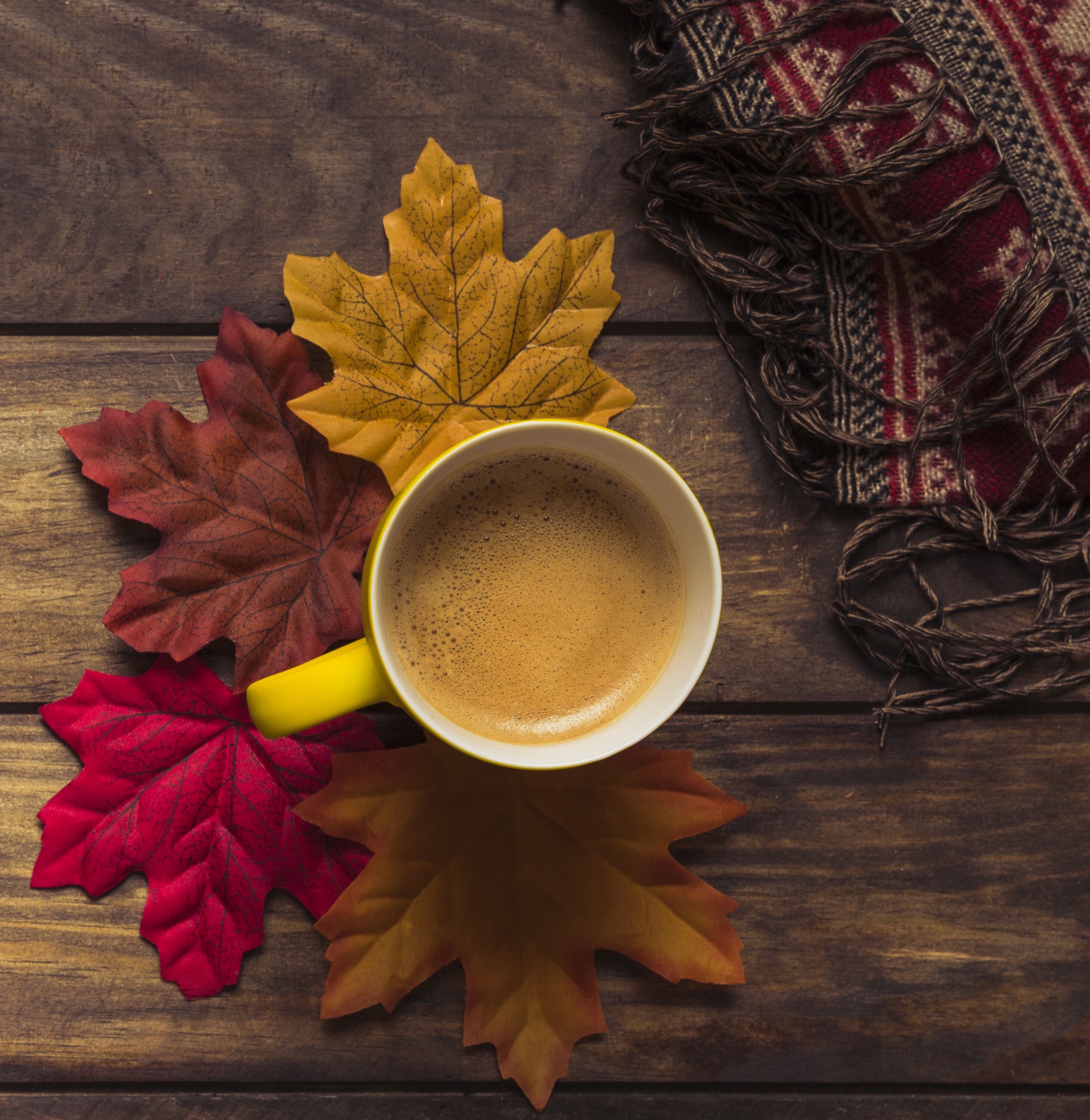 Кофе, листики и плед