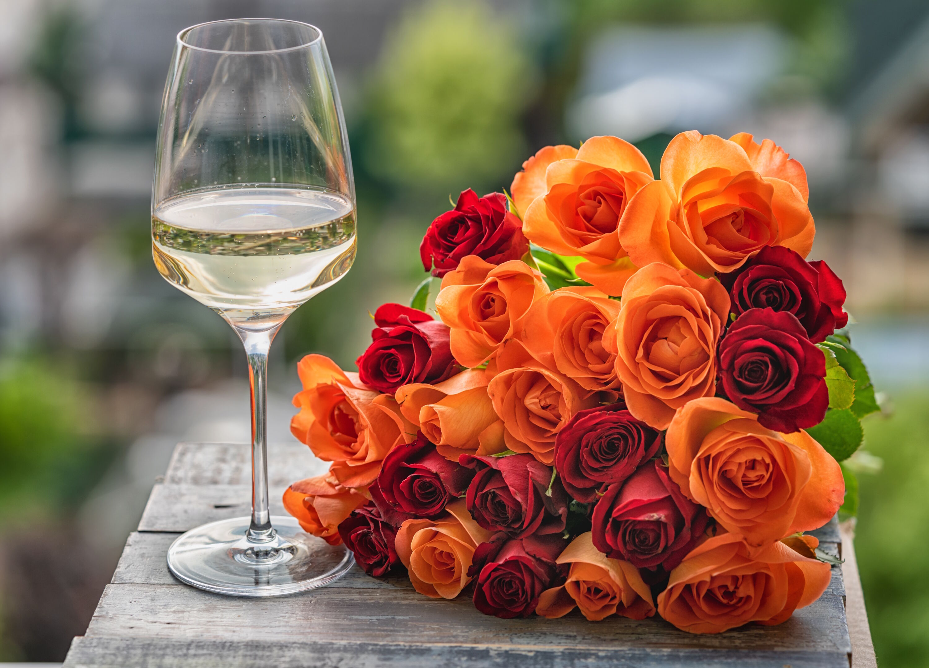Розы в букете и бокал
