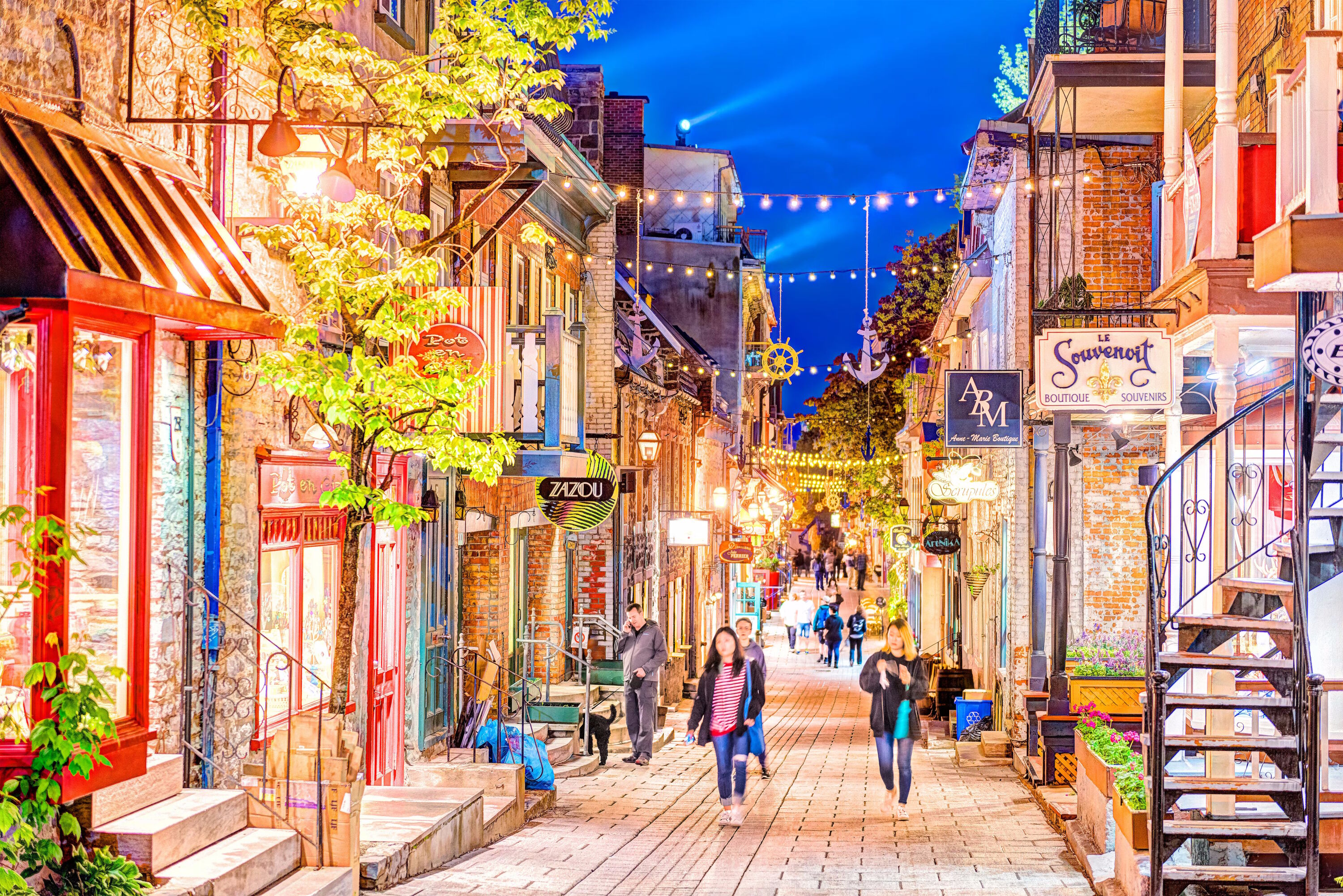 Яркая красивая улица