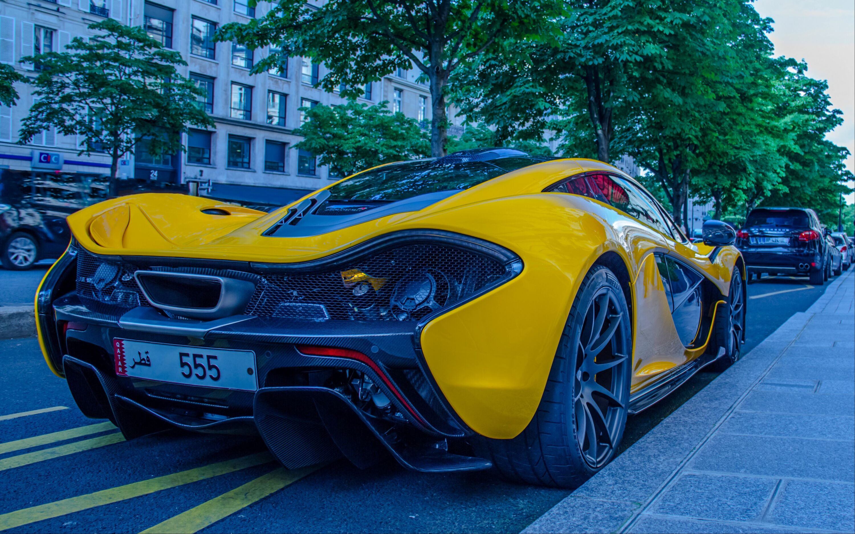 McLaren P1 желтый