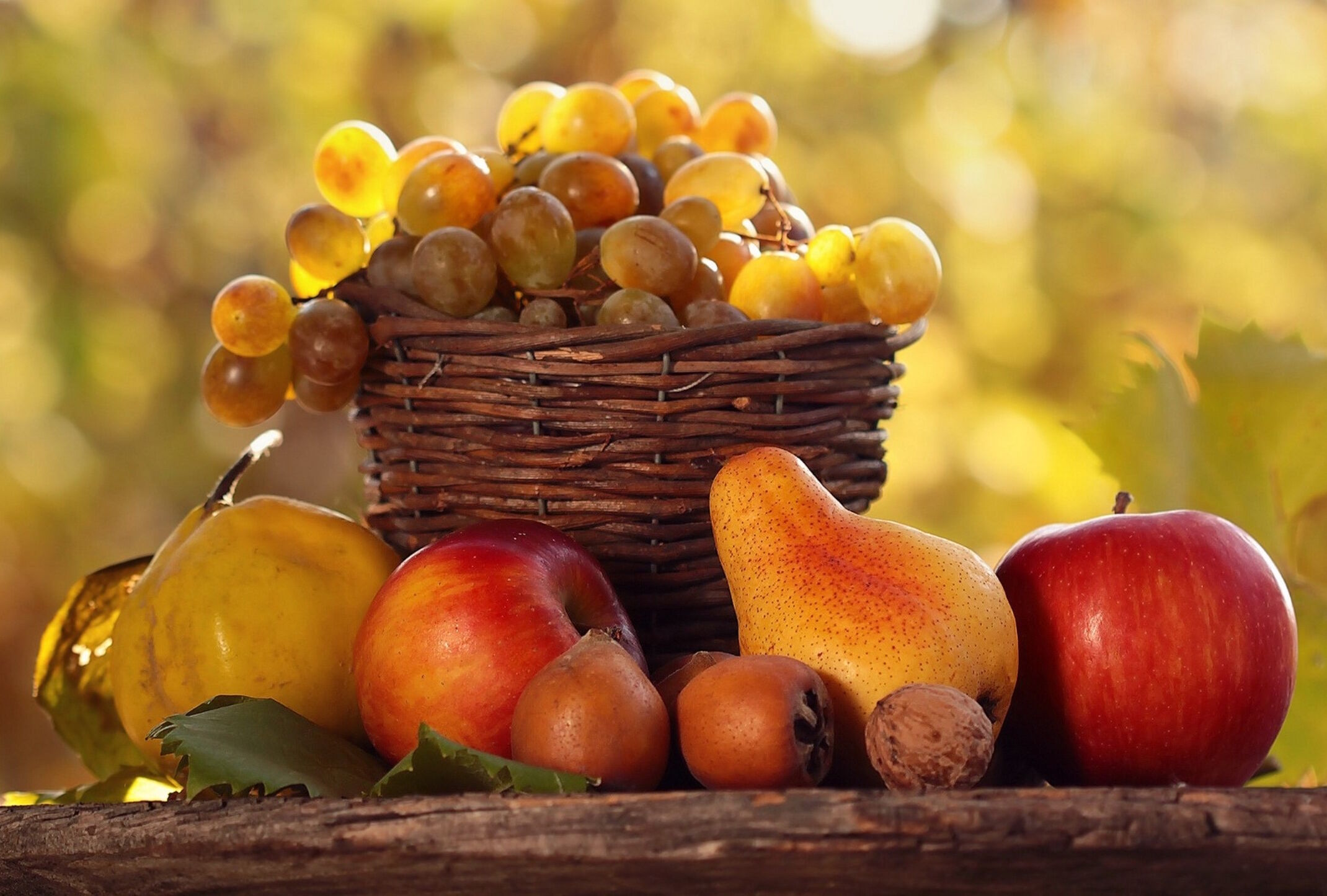 Осенние фрукты и корзинка