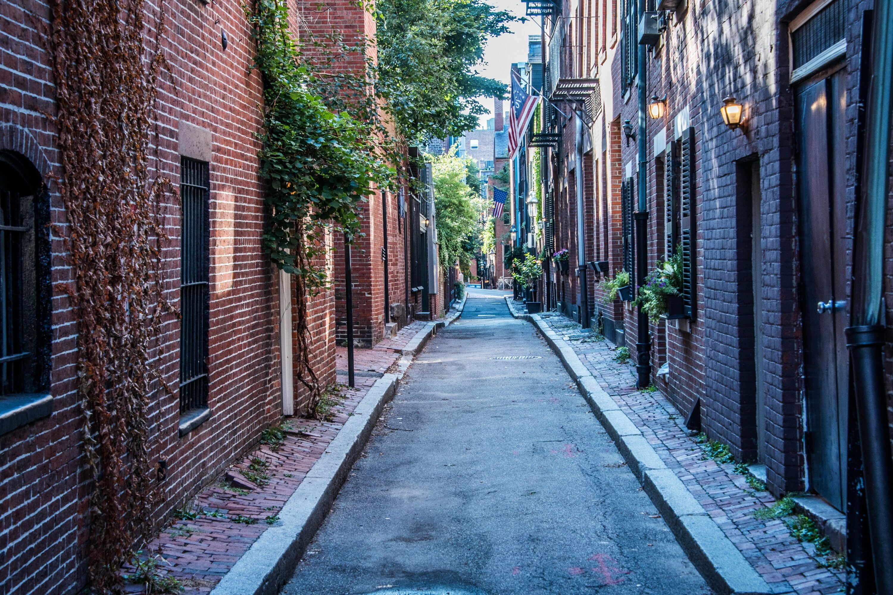 По узкой улочке