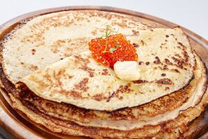 Красная икра на блинах