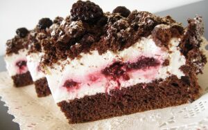 Шоколадный торт с вишней