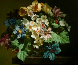 Разные цветы в стеклянной вазе