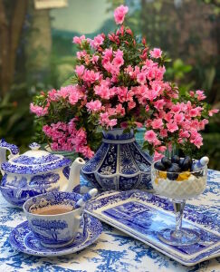 Десерт и цветы в вазе