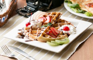 Вафли с кремом и ягодами