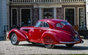 Alfa Romeo 8C красный