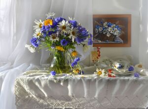 Ромашки с васильками в букете