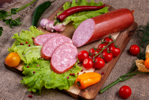 Сервелат с овощами