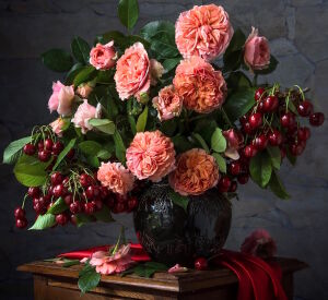 Розы и черешни в букете