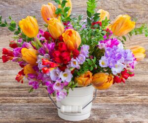 Весенние цветы в ведерке
