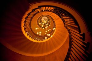 Лестница и лампы