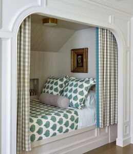 Кровать за шторкой