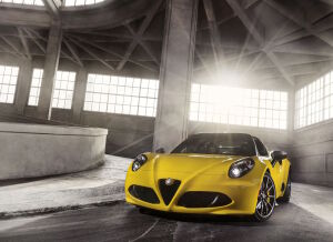 Alfa Romeo 4C желтый