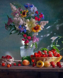 Мальвы и васильки в вазе