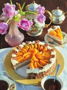 Тюльпаны и пирог с персиками