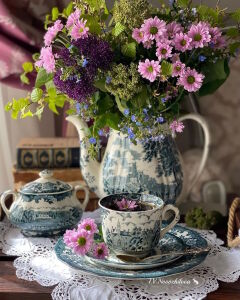 Чай, букет и посуда