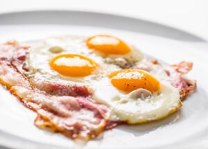 Яйца на беконе