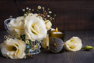 Эустома и свеча